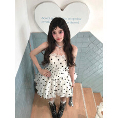 批发白色波点抹胸连衣裙女夏2026新款性感纯欲<b class='q'>蓬蓬裙</b>收腰显瘦韩系裙子