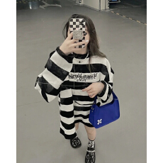 批发春秋黑白条纹针织毛衣女韩版宽松别致刺绣字母破洞慵懒风长袖<b class='q'>卫衣</b>