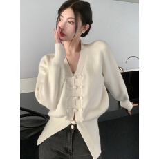 批发港味新中式白色v领针织开衫<b class='q'>外套</b>女秋冬设计感盘扣温柔风长袖上衣