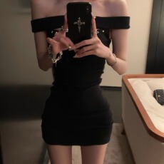 批发2*2人棉铆钉镂空一字肩收腰小黑裙修身显瘦辣妹<b class='q'>连衣裙</b>包臀裙女