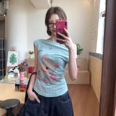 批发2026夏季韩系可爱小猫印花斜肩t恤女修身短款无袖<b class='q'>一字肩</b>小<b class='q'>上衣</b>