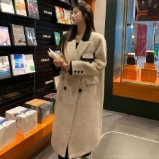 批发温柔风米白色西装领长袖长款宽松毛呢外套 显瘦气质通勤