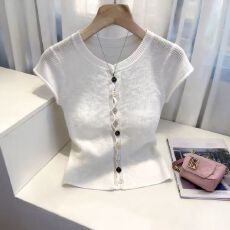 批发2026夏季新款轻熟风<b class='q'>白色</b>针织开衫短袖女休闲百搭气质纽扣装饰上衣