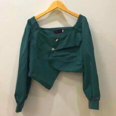 批发韩国Chic小性感洋气露锁骨压褶三粒扣修身显瘦不规则高腰短款衬衫