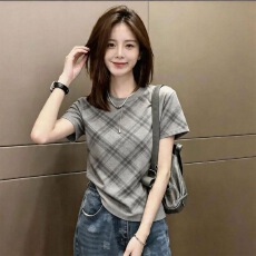 批发轻奢<b class='q'>英伦</b>格纹正肩短袖T恤女春夏宽松显瘦灰色T恤休闲百搭上衣女潮