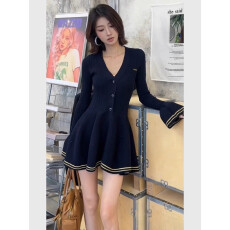 批发韩系辣妹风V领喇叭袖针织长袖<b class='q'>连衣裙</b>女秋季新款小众收腰显瘦短裙