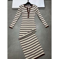 批发2025撞色条纹v领长袖针织<b class='q'>连衣裙</b>秋季修身御姐收腰包臀长裙