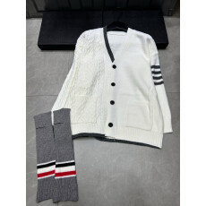 批发秋冬宽松V领毛衣学院外套麻花慵懒学院风针织开衫配袜子