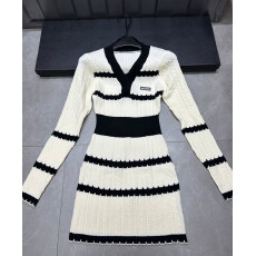 批发2025新款韩版设计感甜美风秋季新款时尚长袖上衣针织<b class='q'>连衣裙</b>