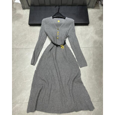 批发25秋冬气质V领不规则异形金属扣装饰针织<b class='q'>连衣裙</b>收腰A字软糯大摆裙