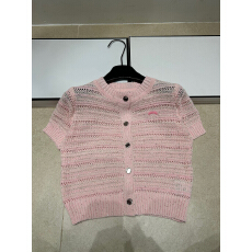 批发2026年春夏新款针织粉logo<b class='q'>镂空</b>短袖单排扣<b class='q'>开衫</b>宽松百搭女上衣