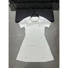 批发2026早春新款胸针重工珍珠圆领针织短袖连衣裙