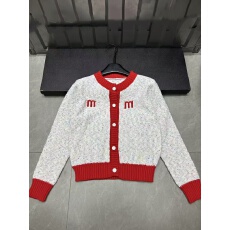 批发2025冬季新款红字母提花<b class='q'>圆领</b>单排扣<b class='q'>针织</b><b class='q'>开衫</b>减龄百搭上衣