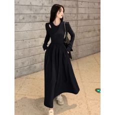 批发黑色长袖打底<b class='q'>连衣裙</b>2025秋季新款气质高级感<b class='q'>高端</b>时尚长裙裙子女装