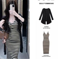 批发碧莲茜<b class='q'>条纹</b>吊带连衣<b class='q'>裙</b>女针织包臀<b class='q'>裙</b>早秋纯欲风长<b class='q'>裙</b><b class='q'>加开</b>衫两件套装