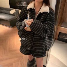 批发韩版宽松显瘦条纹<b class='q'>套装</b><b class='q'>女</b>冬季加绒加厚翻领卫衣阔腿<b class='q'>短裤</b>两件套