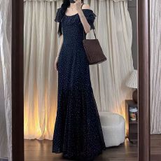 法式斜肩露肩吊带连衣裙女夏季气质显瘦不规则波点长裙子