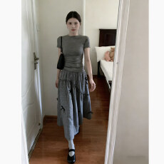 批发格子a字半身裙女搭配灰色短袖T恤上衣两件套