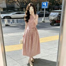 批发法式复古温柔风粉色格子<b class='q'>背心</b>连衣裙女夏无袖系带收腰<b class='q'>长裙</b>甜美日常