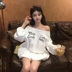 批发纯欲慵懒风撞色字母印花斜领露肩<b class='q'>连衣裙</b>女小众抽绳显瘦遮肉短裙