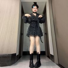批发2026新款法式赫本风黑色<b class='q'>碎花</b>连衣裙子女秋季独特漂亮气质收腰<b class='q'>短裙</b>