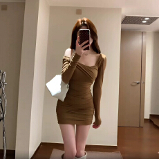批发复古辣妹风性感一字肩收腰修身<b class='q'>包臀</b><b class='q'>短裙</b>设计感小众连衣裙2026秋季