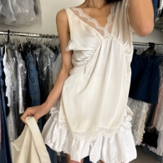 批发时尚V领蕾丝钩花<b class='q'>拼接</b>背心吊带上衣