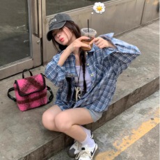 批发街头秋<b class='q'>冬</b>季休闲宽松设计感小众蓝色格纹长袖衬衫防晒上衣外穿