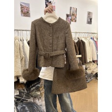 批发精致显瘦羽绒小香风套装裙女秋冬高级感名媛风温柔<b class='q'>外套</b>短裙两件套