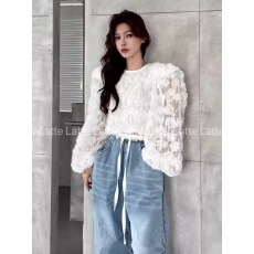 批发Latte2025泡菜国秋季新款重工立体<b class='q'>花朵</b>蕾丝垫肩透视宽松小衫