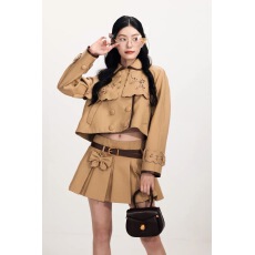 批发拉飞姆2026春季新款时尚娃娃领绣花风衣料短外套上衣女+短裙套装