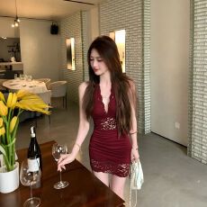 批发红色V领蕾丝无袖连衣裙女<b class='q'>夏</b>季轻奢高冷女神范性感纯欲包臀短裙子