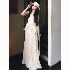 批发夏日绝美巨好看度假无袖<b class='q'>连衣裙</b>女2026新款独特漂亮压褶背心长裙子
