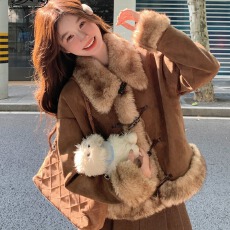 复古毛毛拼接麂皮绒外套女秋冬季美拉德加厚牛角扣独特超好看