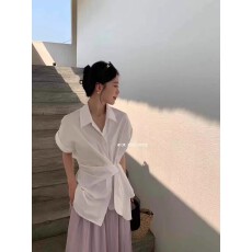 批发气质收腰绑带短袖POLO领白色衬衫女装夏季显瘦中长款法式衬衣上衣