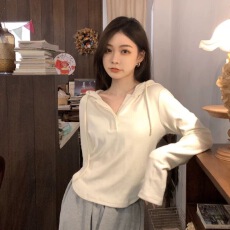 批发杏色连帽长袖T恤女2026春秋<b class='q'>新款</b>薄款百搭显瘦<b class='q'>打底衫</b>洋气短款上衣