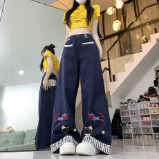 批发2026胖mm复古卡通刺绣工装牛仔裤女格子拼接阔腿直筒休闲裤