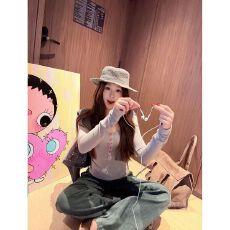 批发广州260克人棉系氛围感少女纯欲<b class='q'>打底衫</b>U领红排扣修身正肩长袖女