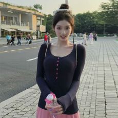 批发广州260克人棉系氛围感少女纯欲<b class='q'>打底衫</b>U领红排扣修身正肩长袖女