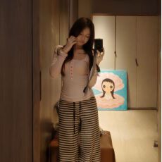 批发广州260克人棉系氛围感少女纯欲<b class='q'>打底衫</b>U领红排扣修身正肩长袖女