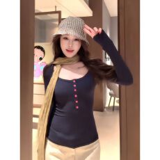 批发广州260克人棉系氛围感少女纯欲<b class='q'>打底衫</b>U领红排扣修身正肩长袖女