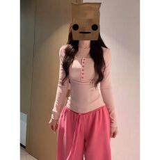 批发广州260克人棉系氛围感少女纯欲<b class='q'>打底衫</b>U领红排扣修身正肩长袖女