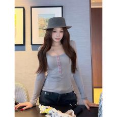 批发广州260克人棉系氛围感少女纯欲<b class='q'>打底衫</b>U领红排扣修身正肩长袖女