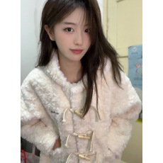 批发白色毛毛绒高级感羊羔毛外套女冬季牛角扣仿皮草皮毛一体连帽上衣