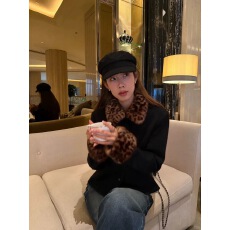 批发kumikumi辣妹风豹纹拼接毛毛翻领单排扣短外套女冬季显瘦百搭上衣