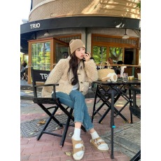 批发羊羔毛外套女2025冬季加厚皮草短款环保皮草牛角扣泰迪卷毛毛上衣