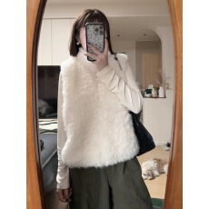 批发温柔风<b class='q'>甜美</b>羊羔毛马甲背心女冬季叠穿毛绒绒软糯宽松学院风外套