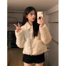 批发冬日童话新款白色羊羔毛外套女短款牛角扣环保皮草小个子加厚加棉