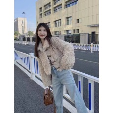 批发羊羔毛外套女2025冬季加厚皮草短款环保皮草牛角扣泰迪卷毛毛上衣