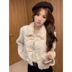 批发冬日童话新款白色羊羔毛外套女短款牛角扣环保皮草小个子加厚加棉